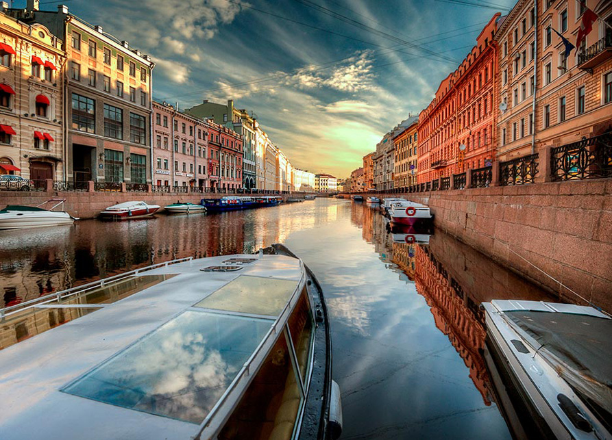 Теплоходная прогулка по рекам и каналам Санкт-Петербурга.
